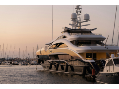 Master Docking with Ease: Why Max Power Bow and Stern Thrusters Are a Game-Changer for Your Yacht